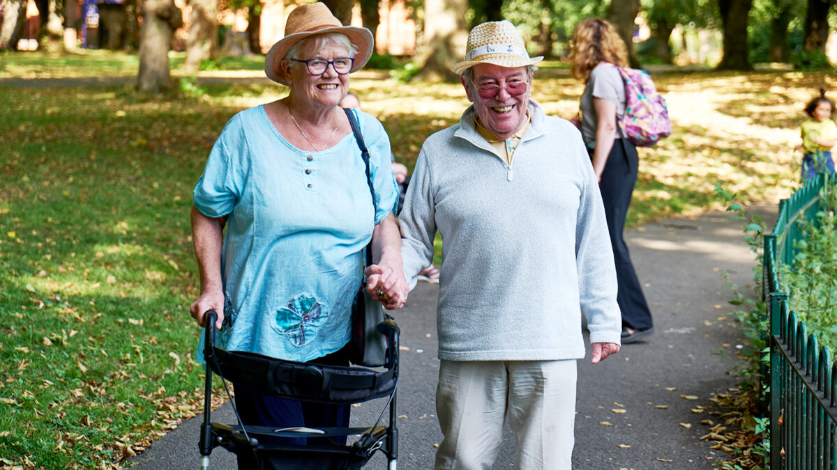 alte menschen beim spaziergang ©ageingbetter